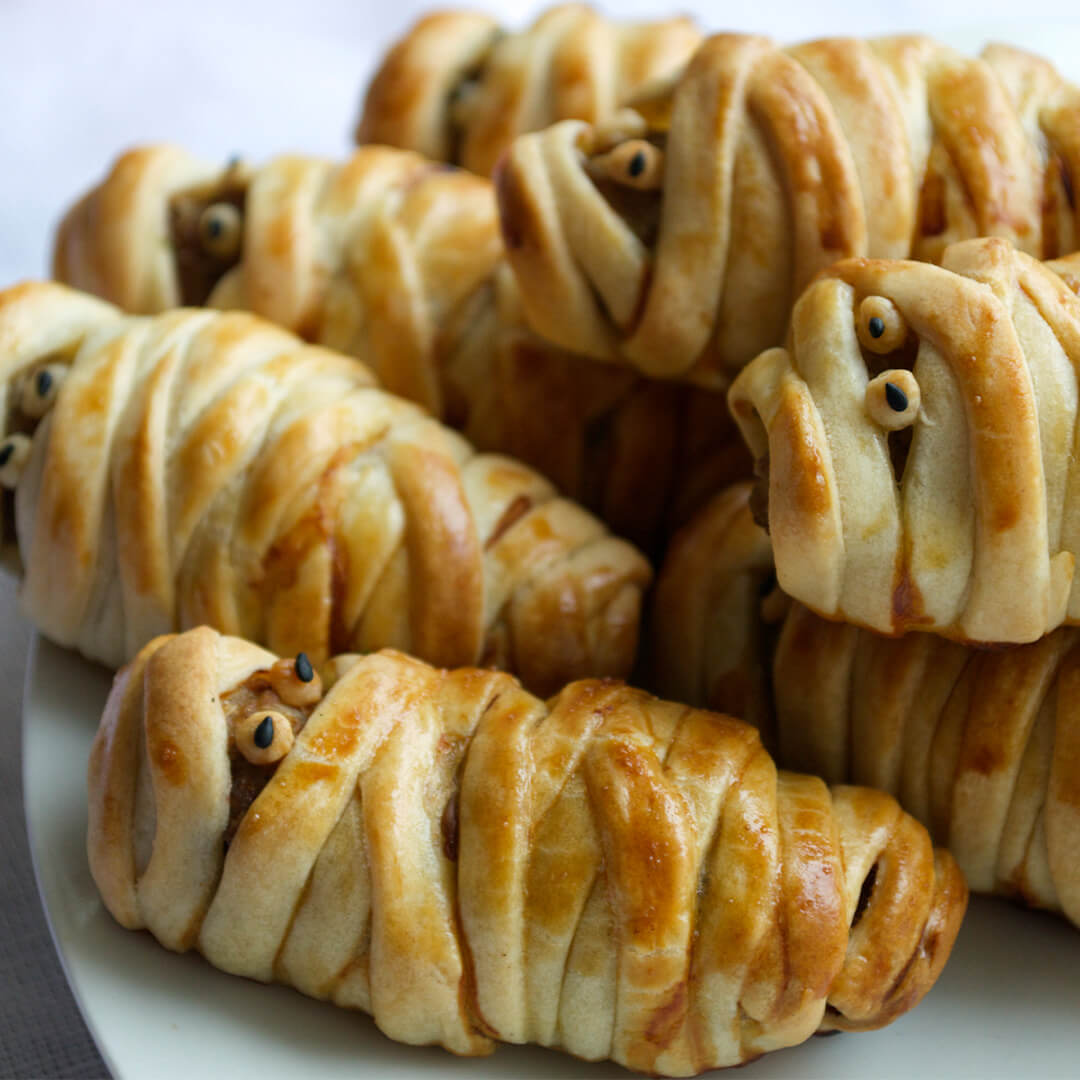 Mummie Sausages with sesame seed and black olive eyes